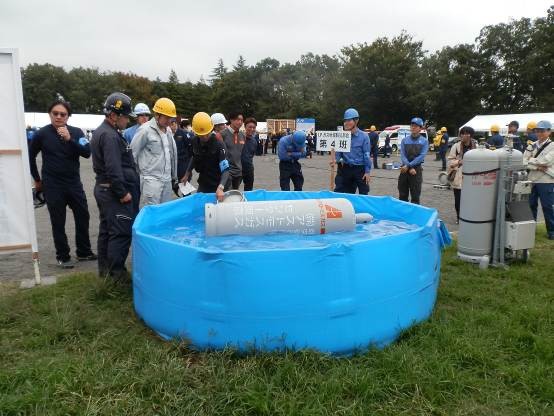 (1)LPガス容器流出防止訓練の様子
