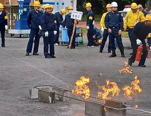 (2)LPガス消化訓練の様子