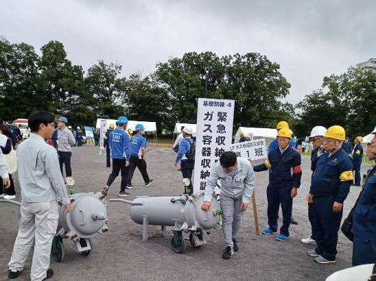 (3)LPガス緊急収納容器へのガス容器収納訓練
